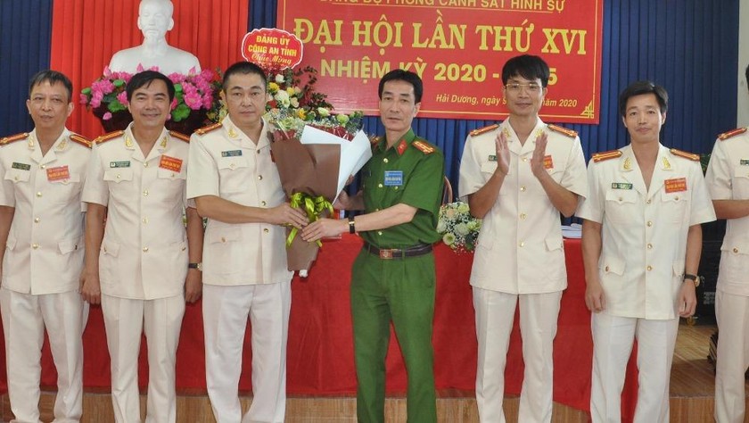  Đại tá Lê Qúy Thường, Phó Giám đốc Công an tỉnh Hải Dương chúc mừng Ban chấp hành mới của Đảng bộ Phòng CSHS Công an tỉnh.
