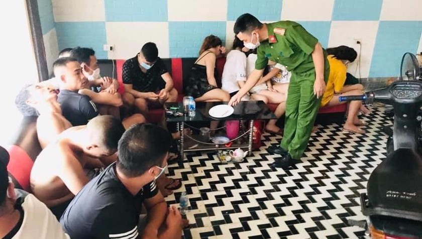 Các đối tượng nam nữ bị bắt tại quán Karaoke ở Thanh Hà