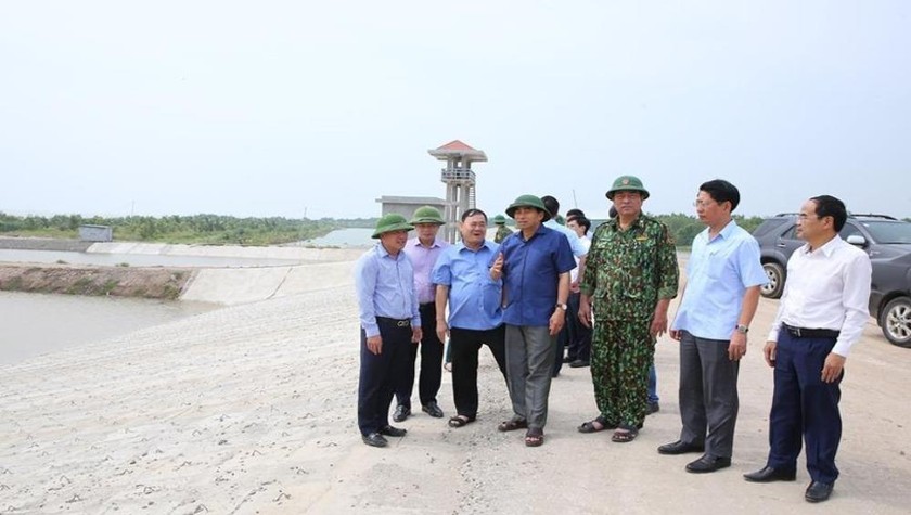 Chủ tịch UBND tỉnh Ninh Bình Đinh Văn Điến (áo xanh đậm) cùng đoàn kiểm tra đi kiểm tra tình hình phòng, chống bão.