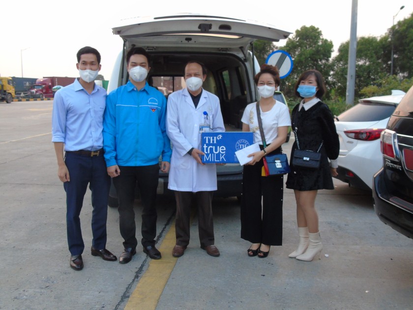 Đại diện Báo Pháp luật Việt Nam thay mặt Bệnh viện Đại Học Y Dược Shing Mark trao tặng sữa cho Bệnh viện Phụ sản Hải Dương
