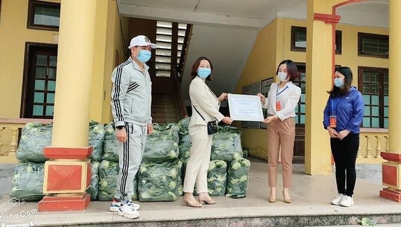 Vợ chồng anh Thuần chị Hạnh trao tặng rau cho một phường trên địa bàn TP Hải Dương