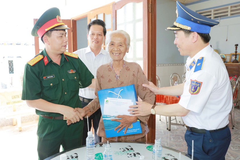 Lãnh đạo Cảnh sát biển trao quà tặng cho người dân