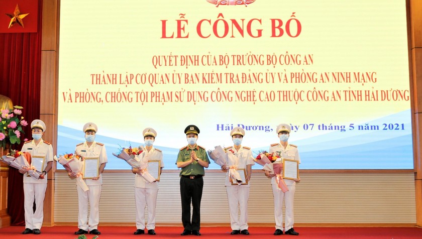 Đại tá Lê Ngọc Châu trao quyết định cho hai đơn vị mới thành lập của Công an tỉnh.