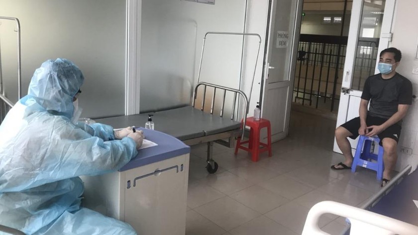Điều tra viên làm việc với đối tượng Đào Duy Tùng tại Bệnh viện bệnh nhiệt đới tỉnh Hải Dương