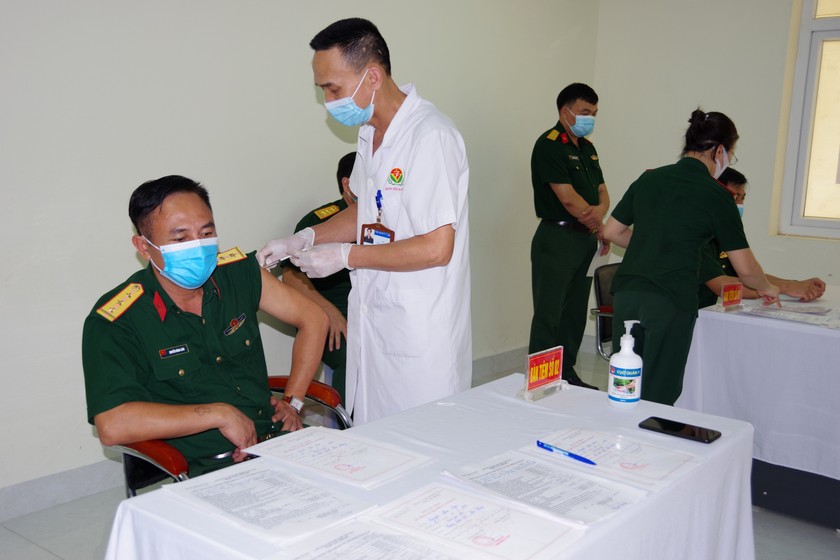 Các cán bộ, chiến sỹ tham gia buổi tiêm vaccine.