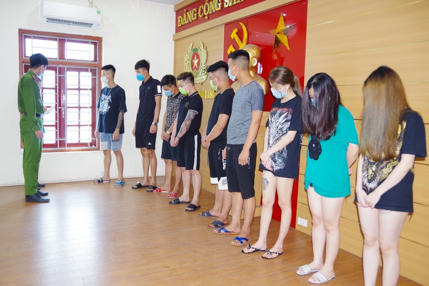 Một số đối tượng vừa bị Công an huyện Bình Giang bắt giữ tại quán karaoke Kingdom