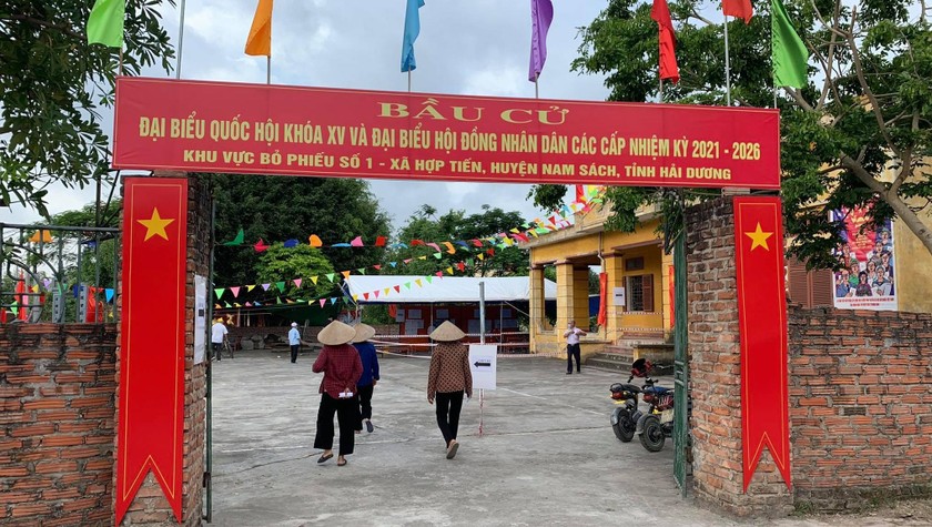 Người dân thôn Cao Đôi, xã Hợp Tiến, huyện Nam Sách (Hải Dương) đi bầu cử.