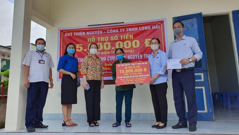 Quỹ Thiện nguyện của Công ty TNHH Long Hải trao tiền hỗ trợ làm nhà tình nghĩa.