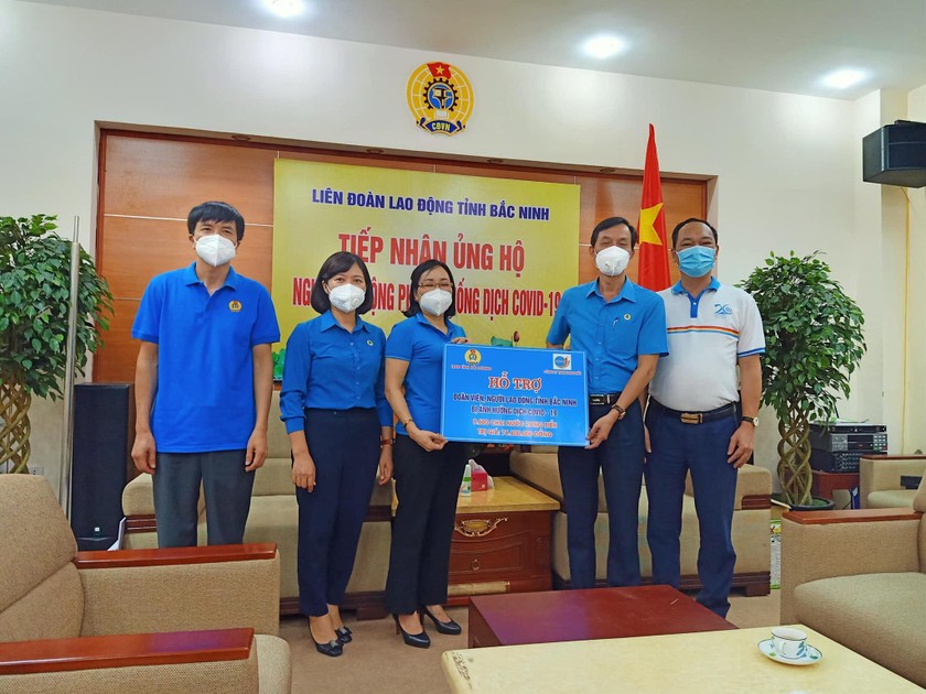 Công ty TNHH Long Hải phối hợp với Liên đoàn Lao động tỉnh Hải Dương trao tặng quà ủng hộ Bắc Ninh, Bắc Giang.