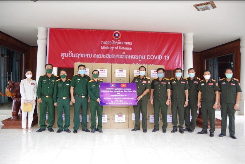Đại diện Binh đoàn 11 trao tặng ủng hộ cho CHDCND Lào
