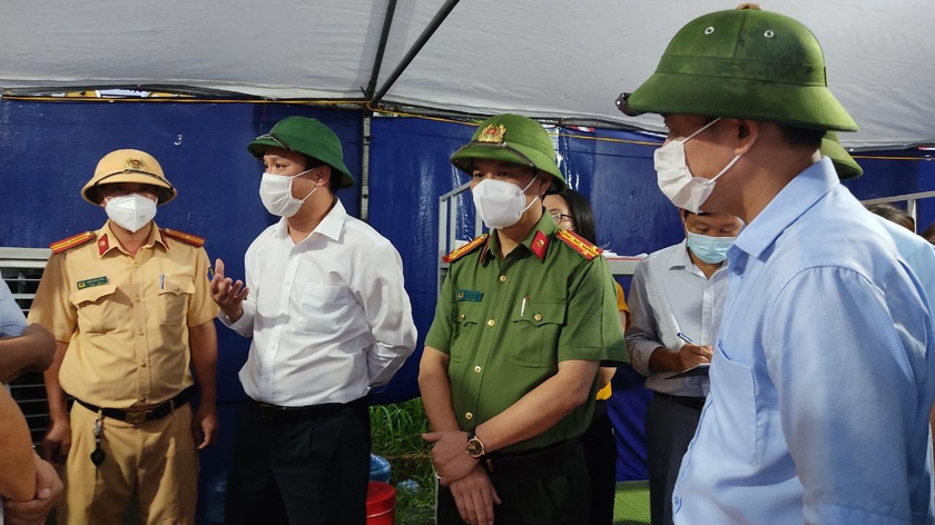 Chủ tịch UBND tỉnh Hải Dương cùng các Sở, ngành kiểm tra tại các chốt kiểm soát dịch.