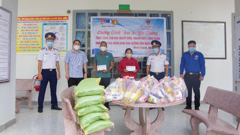 BTL Cảnh sát biển trao tặng quà hỗ trợ nhân dân chống dịch COVID-19