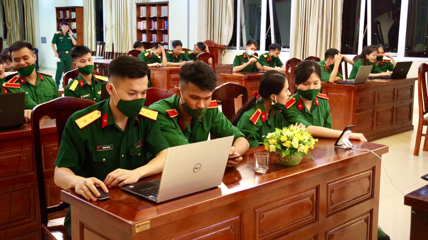 Cán bộ đoàn, đoàn viên thanh niên Học viện Hậu cần sôi nổi tham gia cuộc thi tìm hiểu về Đại tướng Võ Nguyên Giáp.