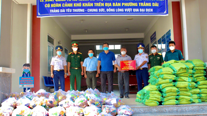 Lực lượng Cảnh sát biển hỗ trợ nhu yếu phẩm cho bà con người dân.