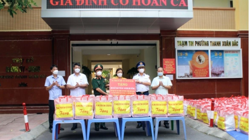 Thiếu tướng Doãn Bảo Quyết và Thiếu tướng Nguyễn Xuân Yêm trao 400 xuất quà hỗ trợ các gia đình có hoàn cảnh khó khăn quận Thanh Xuân.