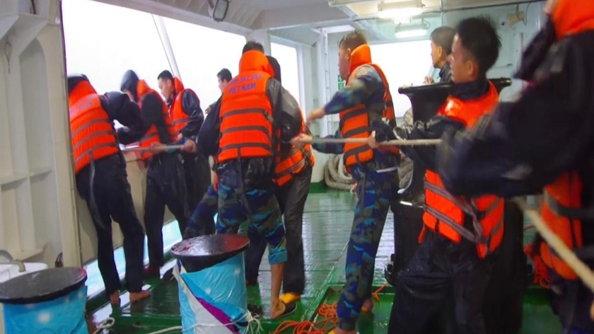Cảnh sát biển ứng cứu tàu và ngư dân gặp nạn trên biển.