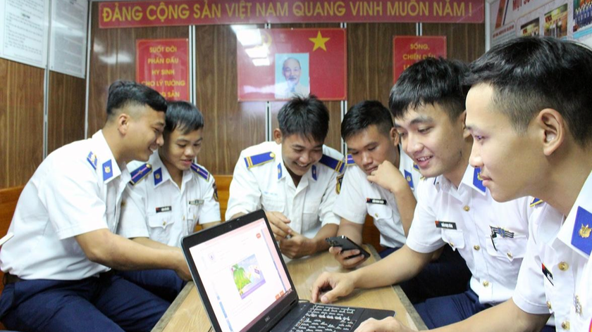 Cán bộ, chiến sĩ tàu CSB 4039 tham gia đợt thi Tuần 1 Cuộc thi "Tìm hiểu Luật Cảnh sát biển Việt Nam".