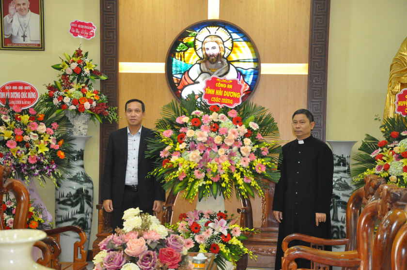 Phó Giám đốc Công an tỉnh Hải Dương, Đại tá Lê Đức Thành (bên trái) chúc mừng ngày Lễ Noel.