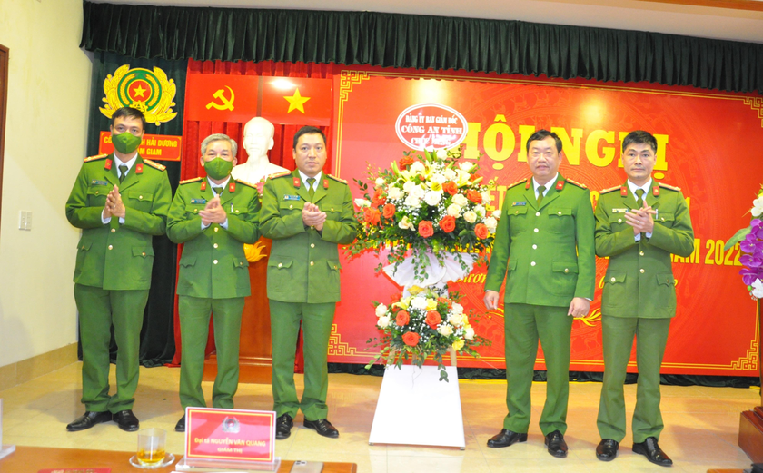 Thượng tá Phạm Chí Hiếu, Phó Giám đốc Công an tỉnh Hải Dương chúc mừng tập thể lãnh đạo Trại tạm giam Công an tỉnh Hải Dương tại Hội nghị tổng kết. 