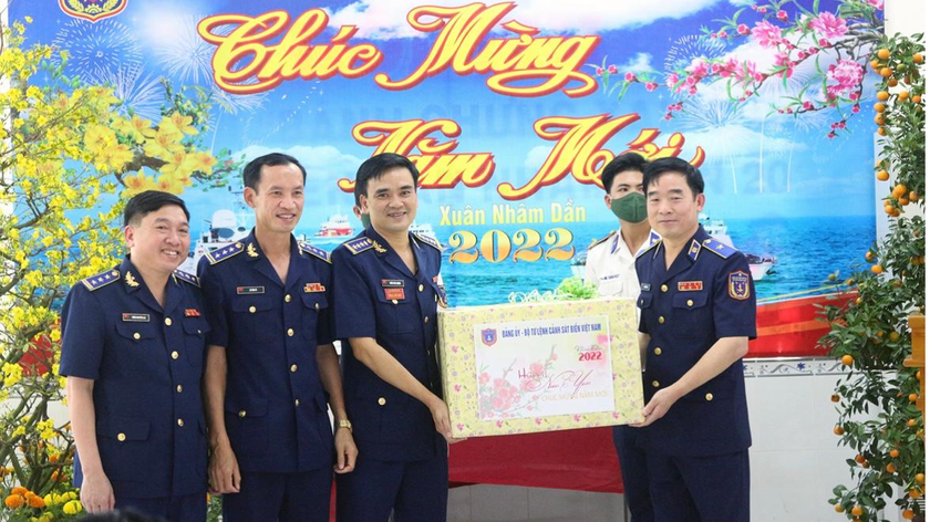 Thiếu tướng Bùi Quốc Oai - Chính ủy Cảnh sát biển tặng quà Tết cho các cán bộ, chiến sĩ Cảnh sát biển.