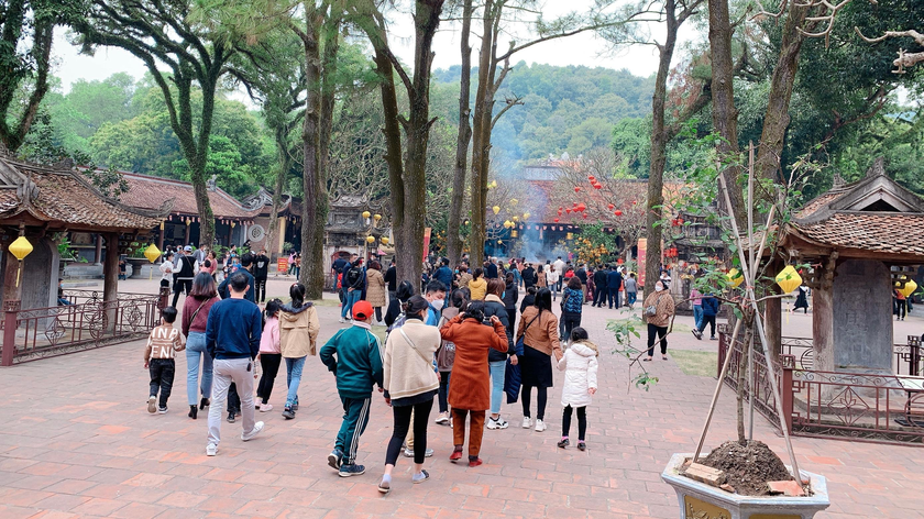 Thắng cảnh Côn Sơn thu hút đông đảo du khách tới chiêm bái, vãn cảnh du lịch đầu năm mới.