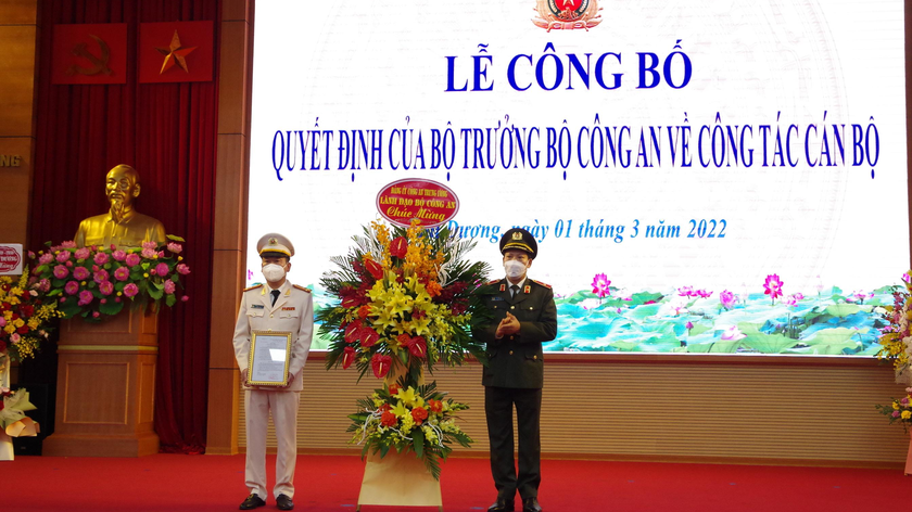 Thiếu tướng Lê Văn Tuyến - Thứ trưởng Bộ Công an trao quyết định bổ nhiệm Giám đốc Công an tỉnh Hải Dương.