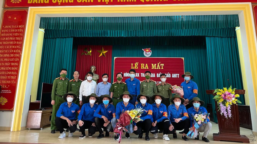 Mô hình đội thanh niên xung kích tham gia đảm bảo an ninh trật tự và tuyên truyền pháp luật đầu tiên ở huyện Gia Lộc.