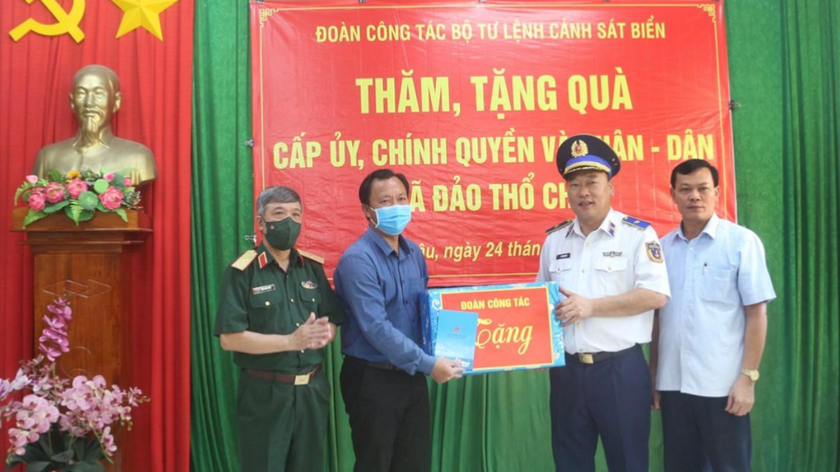 Thiếu tướng Lê Quang Đạo thay mặt đoàn công tác trao tặng quà cho chính quyền xã đảo Thổ Chu.