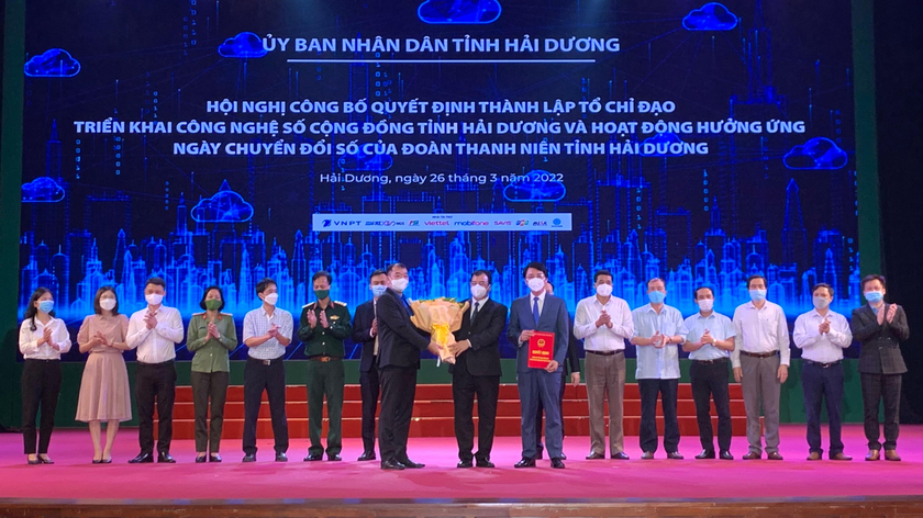 Phó Chủ tịch UBND tỉnh Hải Dương trao tặng hoa cho Tổ chỉ đạo triển khai công nghệ số cộng đồng tỉnh Hải Dương vừa mới được thành lập.