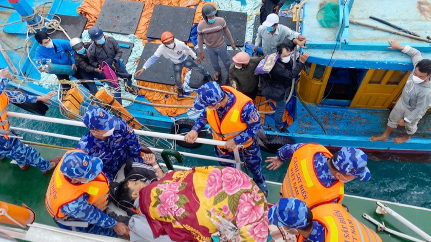 Cảnh sát biển đưa ngư dân gặp nạn lên tàu CSB 2014 để chuyển vào đất liền cấp cứu.