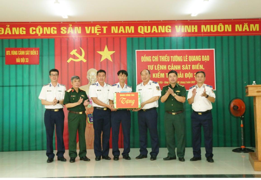 Đoàn công tác do Thiếu tướng Lê Quang Đạo dẫn đầu đã trao tặng các phần quà động viên cán bộ, chiến sĩ Hải đội 33.