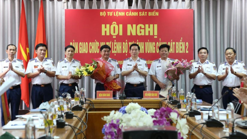 Thiếu tướng Bùi Quốc Oai tặng hoa chúc mừng Đại tá Trần Quang Tuấn và Thượng tá Trần Xuân Lương.