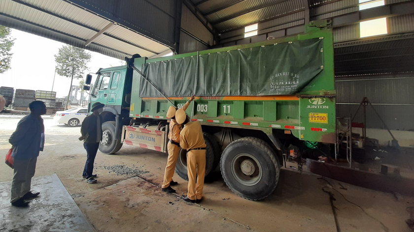 CSGT kiểm tra phương tiện xe của một đơn vị vận tải trên địa bàn tỉnh.