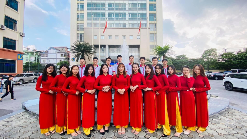 Các sinh viên Câu lạc bộ lễ tân tham gia sự kiện của trường Đại học Công nghiệp Hà Nội.