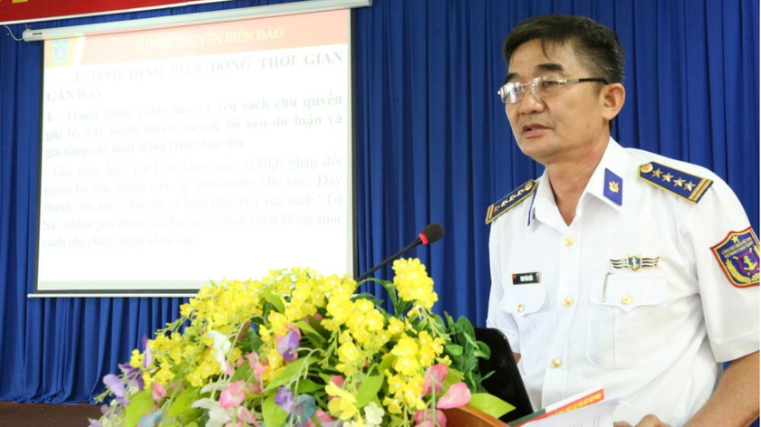 Đại tá Đinh Văn Điền - Báo cáo viên Bộ Tư lện Vùng Cảnh sát biển 3 thực hiện nội dung thông tin, tuyên truyền tại phường Thắng Nhì, TP Vũng Tàu.