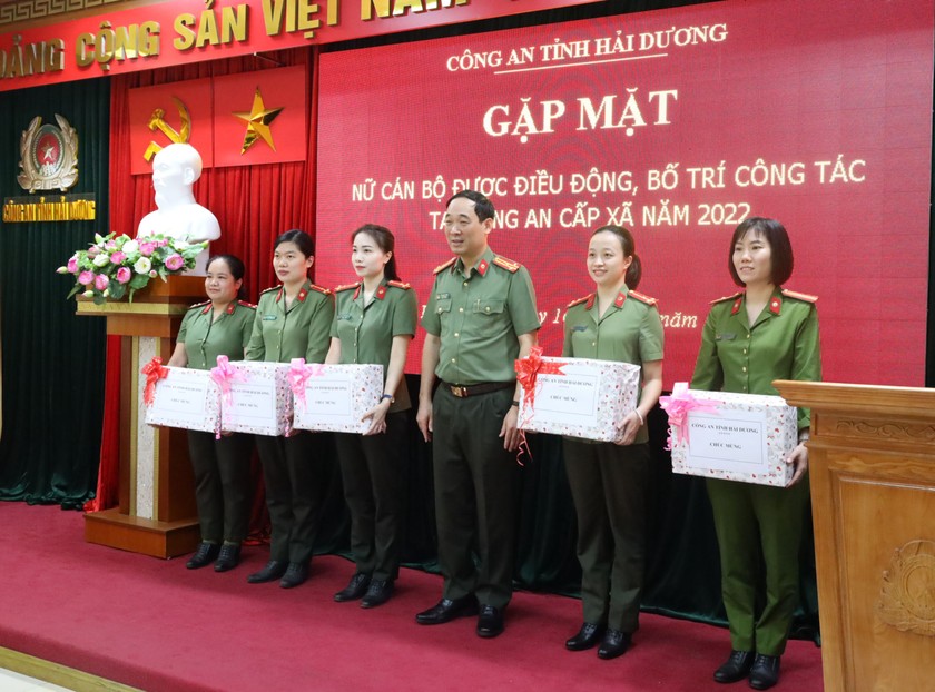 Phó Giám đốc Công an tỉnh Hải Dương chúc mừng các nữ Công an về công tác tại Công an cấp xã. 