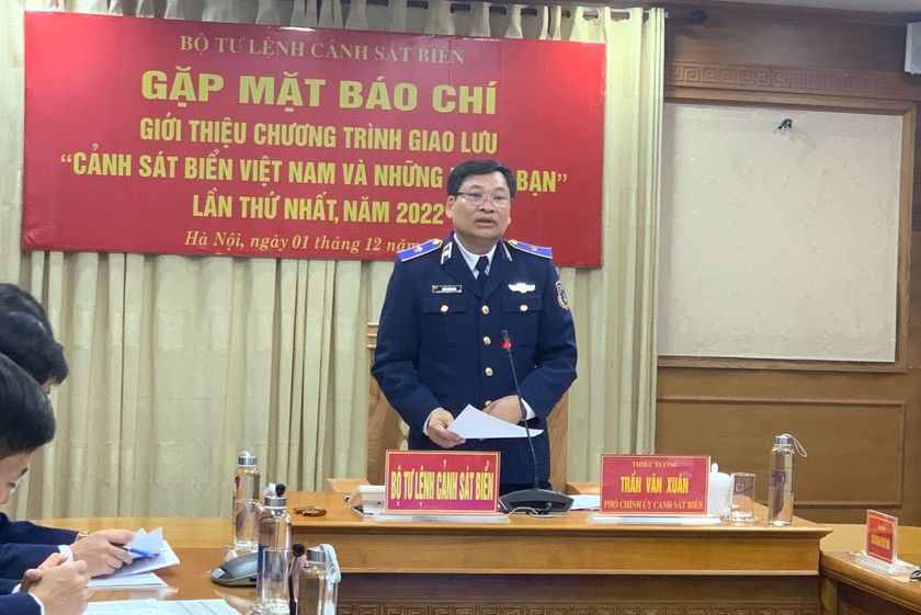 Thiếu tướng Trần Văn Xuân, Phó Chính uỷ Bộ Tư lệnh Cảnh sát biển phát biểu tại buổi gặp mặt báo chí.