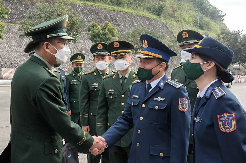 Cảnh sát biển Việt Nam đón đoàn đại biểu Cảnh sát biển Trung Quốc tại cửa khẩu quốc tế Hữu Nghị, tỉnh Lạng Sơn.