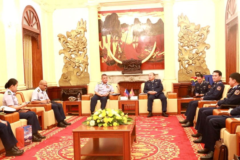 Quang cảnh cuộc gặp xã giao và trao đổi song phương giữa Cảnh sát biển Việt Nam và Đoàn đại biểu Lực lượng bảo vệ bờ biển Philippines.