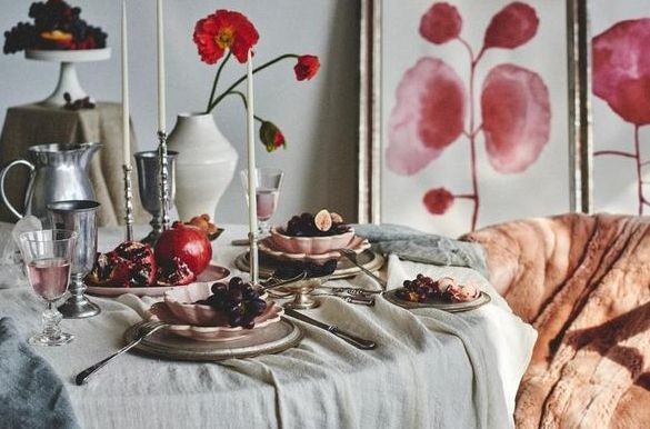 Bàn ăn, phòng khách và phòng ngủ là một vài khu vực bạn nên tân trang theo chủ đề Valentine. Ảnh minh họa: Adrian Gaut/ Vogue.