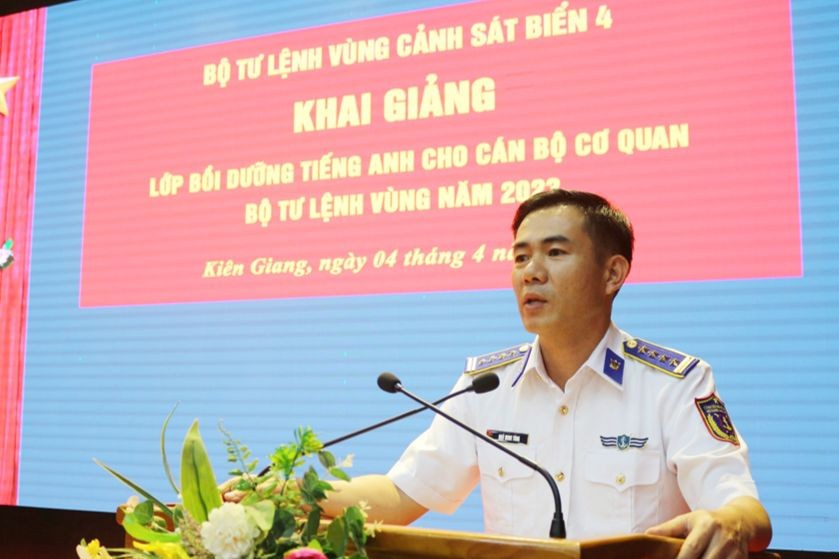 Đại tá Ngô Minh Tùng - Phó Tư lệnh Vùng Cảnh sát biển 4 phát biểu chỉ đạo tại buổi lễ khai giảng.