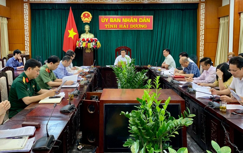 Chủ tịch UBND tỉnh, Trưởng Ban Chỉ đạo phòng, chống dịch bệnh COVID-19 tỉnh Hải Dương Triệu Thế Hùng chủ trì tại cuộc họp.