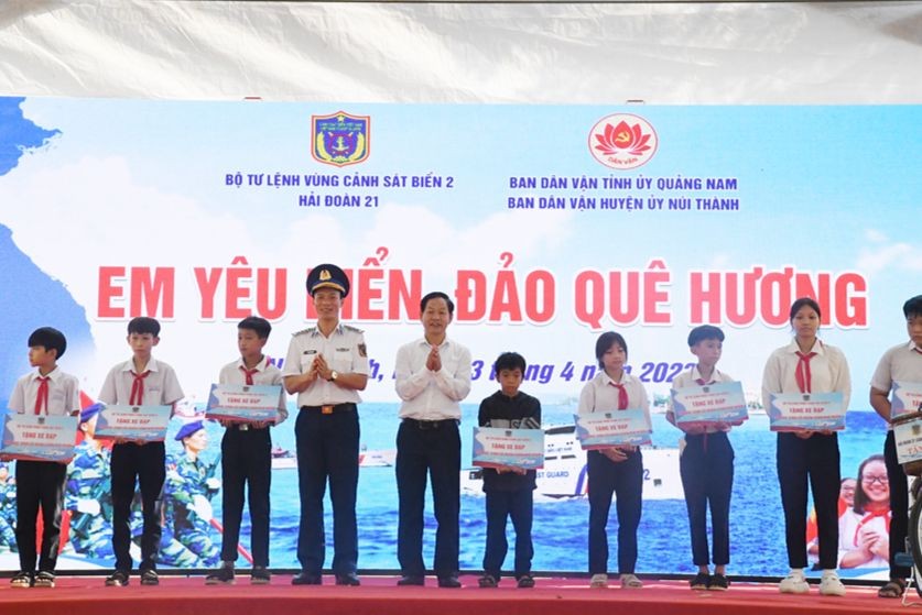 Đại tá Trần Hồng Quế - Phó Chính ủy BTL Vùng Cảnh sát biển 2 và đại diện Ban Dân vân Tỉnh ủy Quảng Nam tặng xe đạp cho học sinh có hoàn cảnh khó khăn vươn lên trong học tập.