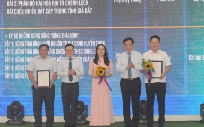 Chủ tịch Hội Nhà báo Việt Nam, Tổng Biên tập Báo Nhân Dân ông Lê Quốc Minh (thứ hai, từ trái sang) và Chủ tịch UBND tỉnh Hải Dương Triệu Thế Hùng trao giải thưởng cho tác giả có tác phẩm đoạt giải.
