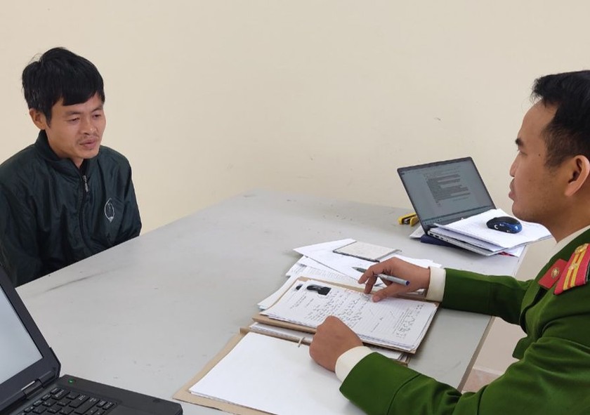 Công an huyện Thanh Miện làm việc với một đối tượng liên quan đến vụ án ma tuý.