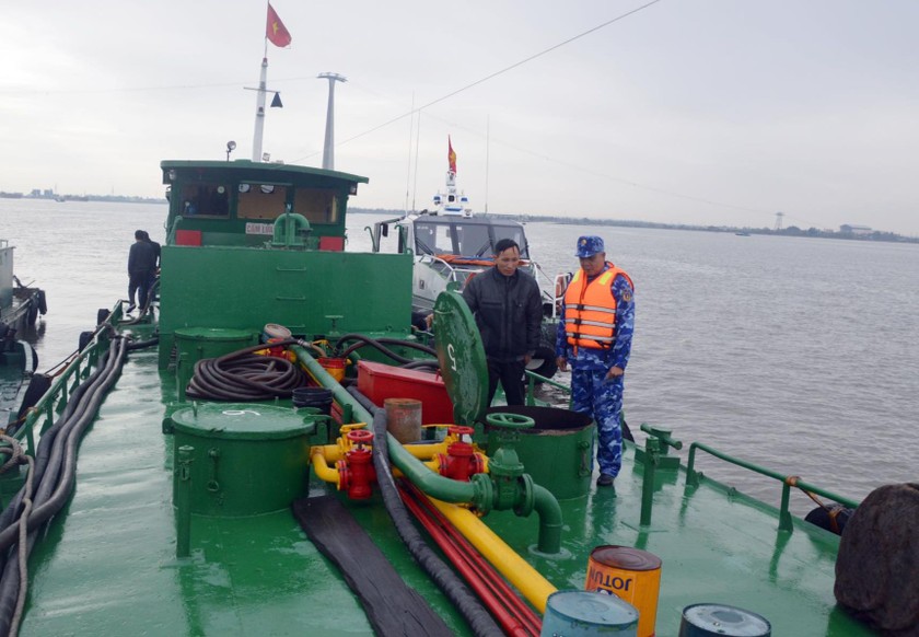 Cảnh sát biển phát hiện và kiểm tra tàu chở dầu DO trái phép.