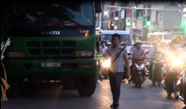 Xe rác hoạt động như “xe vua” tại Hà Nội