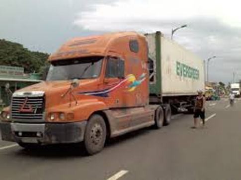 Cảnh sát giao thông tỉnh Hòa Bình “tiếp tay” cho xe quá tải?