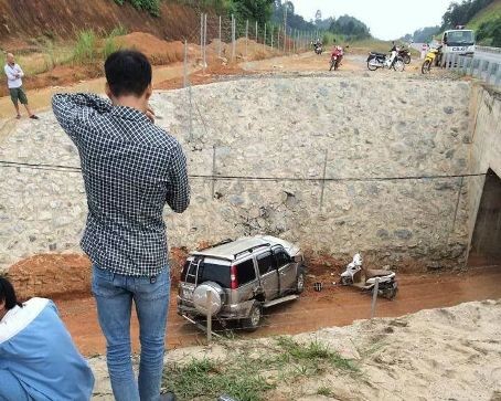 Tai nạn ô tô như “trong phim hành động” trên cao tốc Nội Bài – Lào Cai