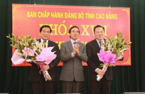 Ông Nguyễn Văn Quynh, Phó trưởng Ban Tổ chức Trung ương tặng hoa chúc mừng ông Hà Ngọc Chiến và ông Nguyễn Hoàng Anh.